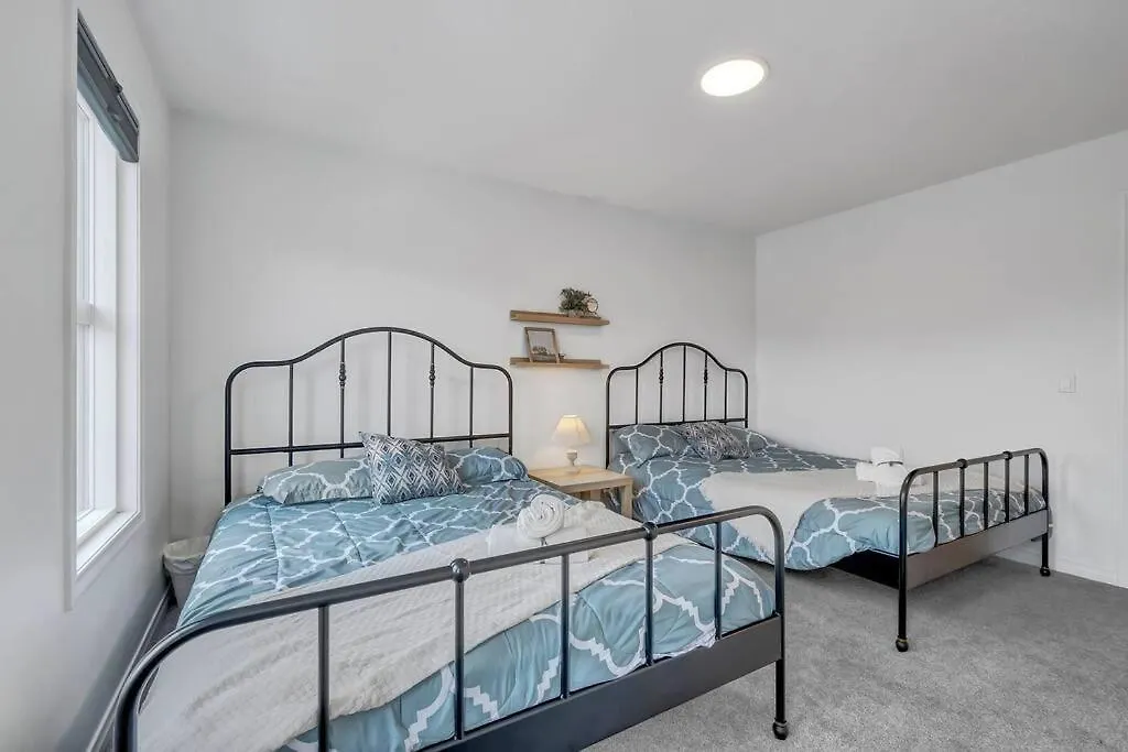 別荘 Lovelyhome-Foosball-Nearairport-5 Queen Beds -Air Conditioning エドモントン カナダ