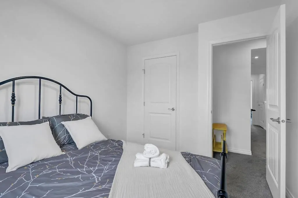 Lovelyhome-Foosball-Nearairport-5 Queen Beds -Air Conditioning Edmonton
