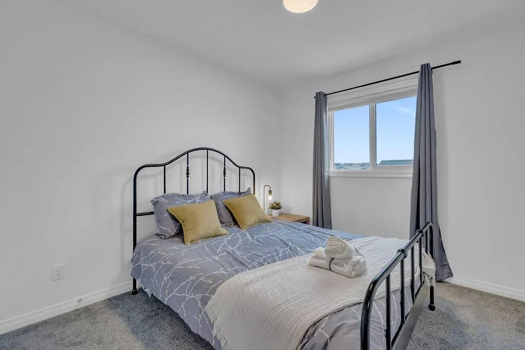 Lovelyhome-Foosball-Nearairport-5 Queen Beds -Air Conditioning Edmonton 0*,