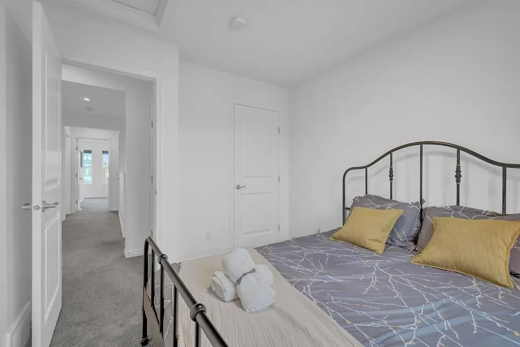 Lovelyhome-Foosball-Nearairport-5 Queen Beds -Air Conditioning Edmonton